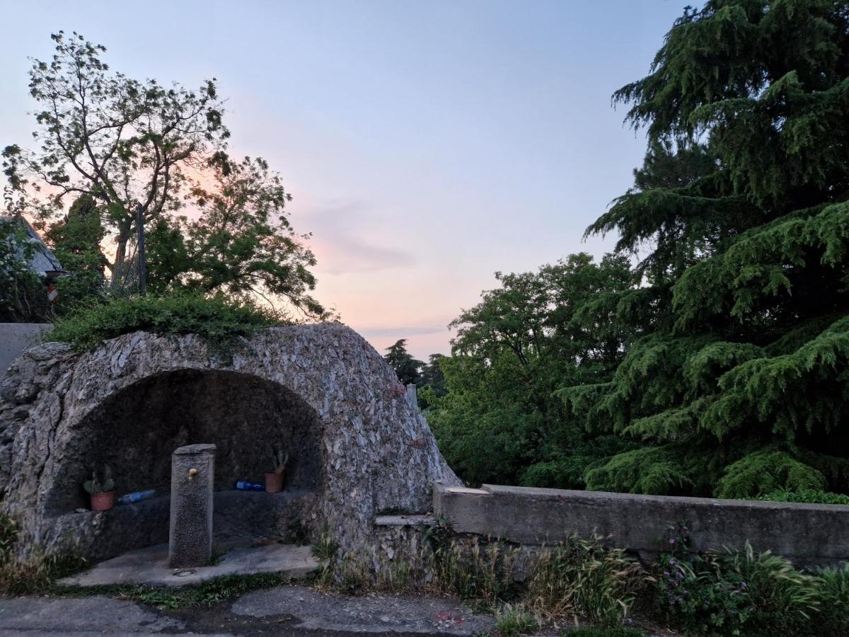 Lovely One-Bedroom Attic In An Ancient Village Bologna Bagian luar foto