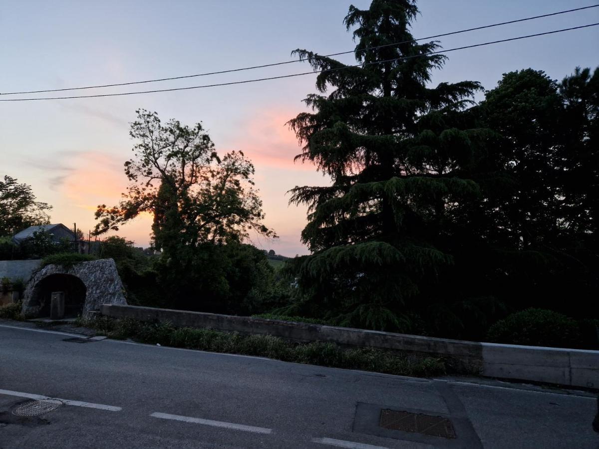 Lovely One-Bedroom Attic In An Ancient Village Bologna Bagian luar foto