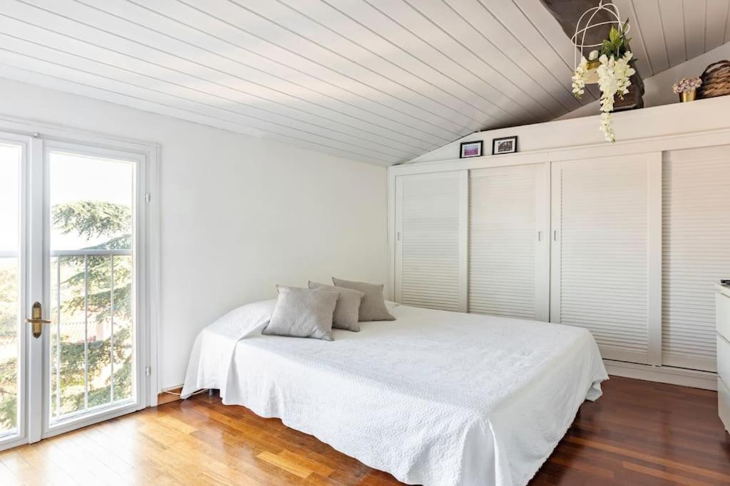Lovely One-Bedroom Attic In An Ancient Village Bologna Bagian luar foto