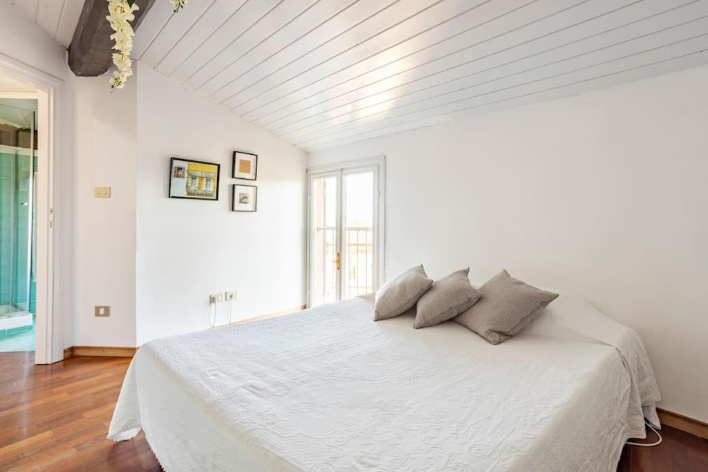 Lovely One-Bedroom Attic In An Ancient Village Bologna Bagian luar foto